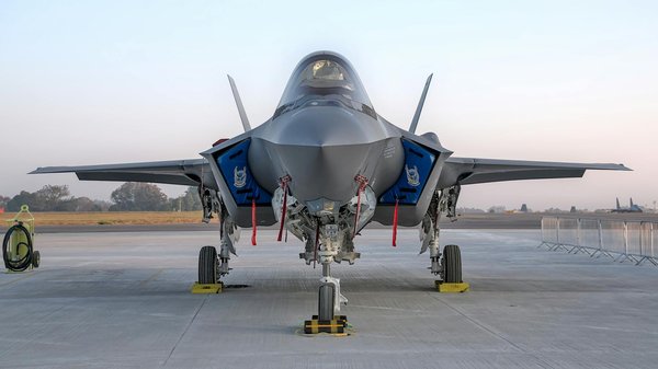 Mode Élégante pour Petites Tailles : Les Ensembles Idéaux pour Événements Formels